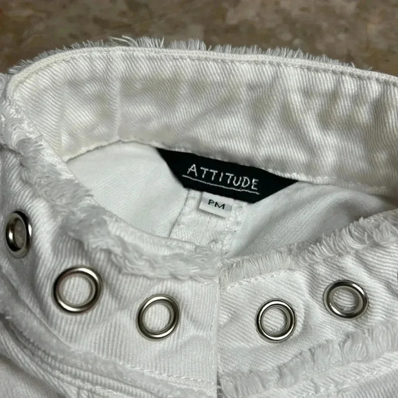 White jean jacket, PTP 19”Silver grommets,fray,crop,
Hook& clasp,boho,festival - Picture 11 of 17